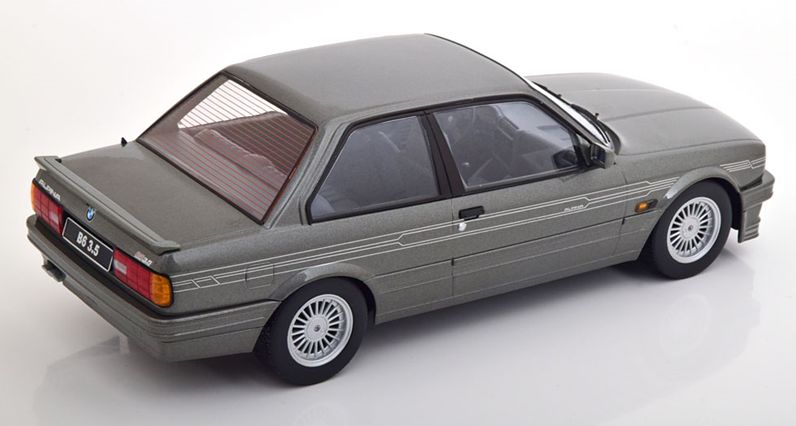VW Golf Memphis 1988 Gris argenté métallisé 1/18 - 200pcs